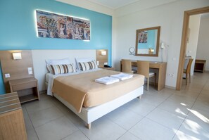 Safe på rommet, individuelt dekorert og skrivebord