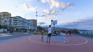 An outdoor basketball court with a cityscape in the background. - Venere B&B (Catania)