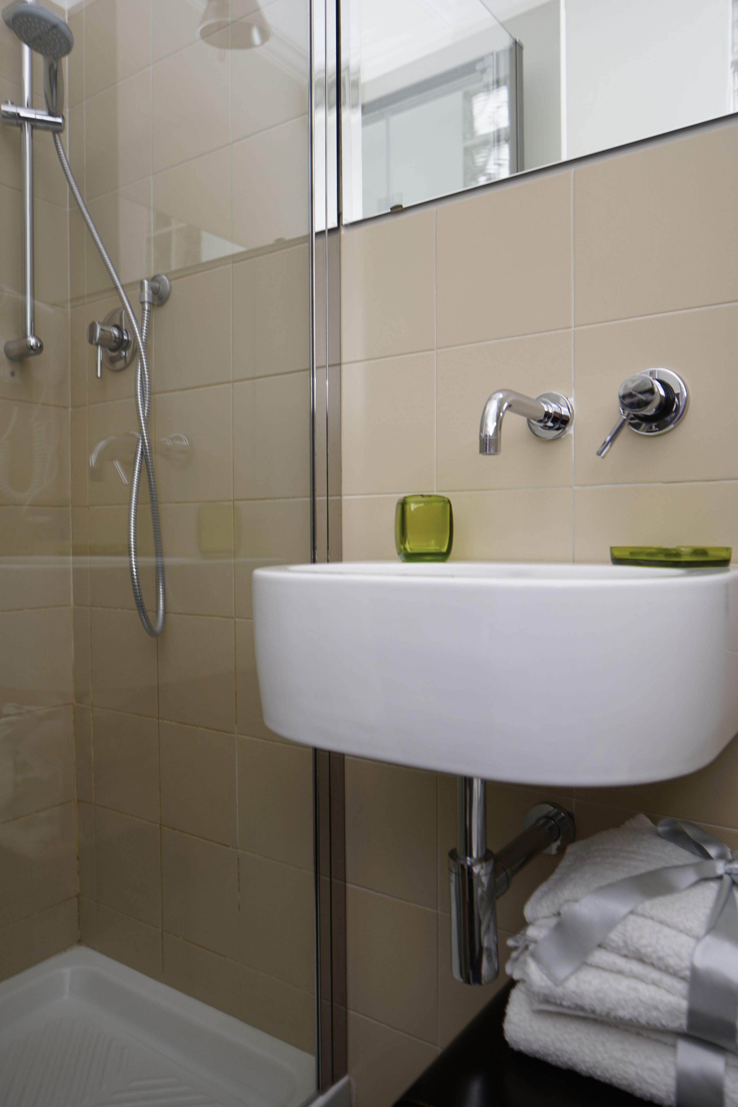 Ducha, artículos de higiene personal gratuitos y secador de pelo