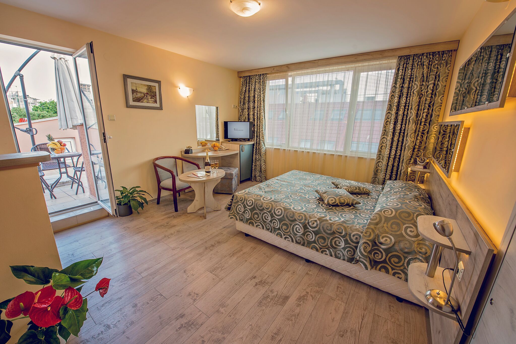 Minibar, in-room safe, desk, iron/ironing board