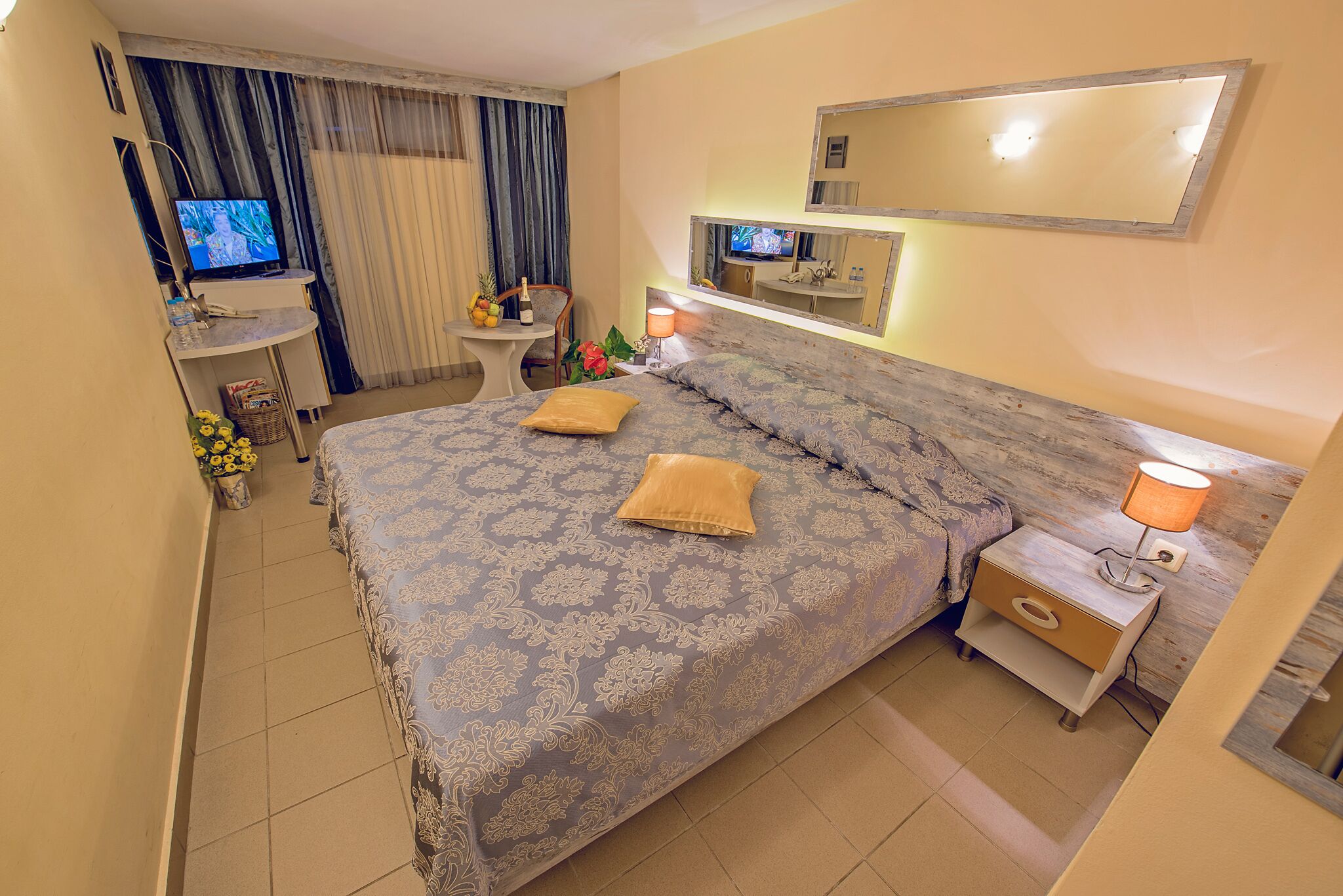 Minibar, in-room safe, desk, iron/ironing board
