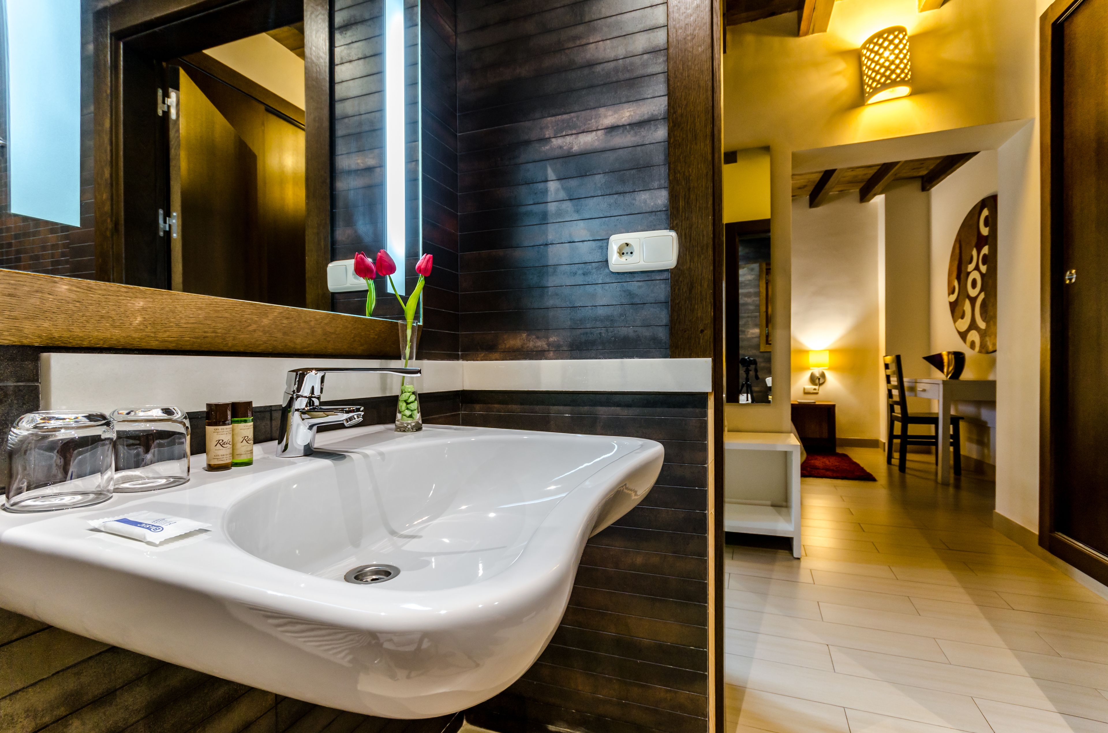 single room | in-room safe, desk, soundproofing, cots/infant beds