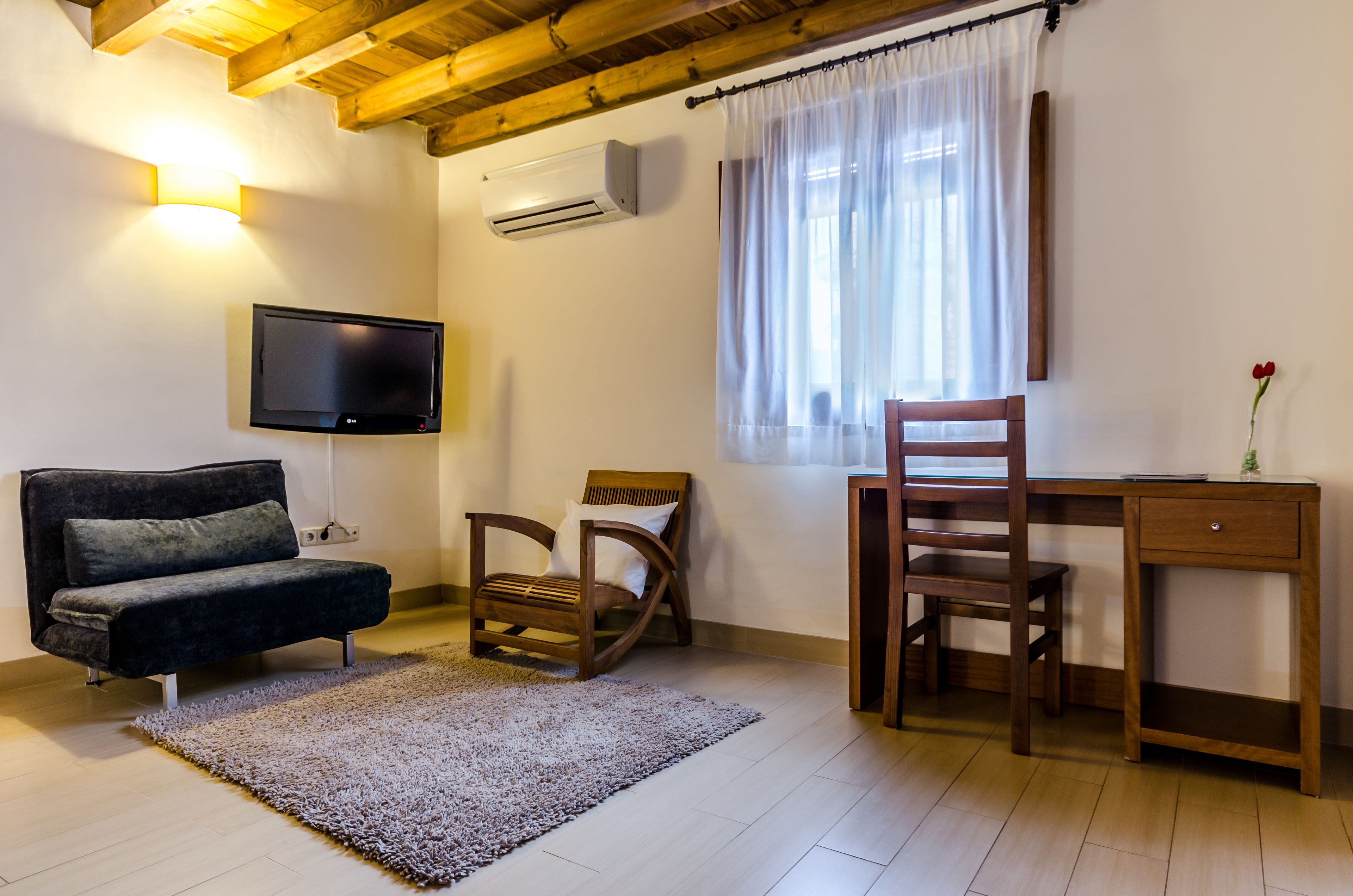 standard triple room, ensuite | living area | flat-screen tv