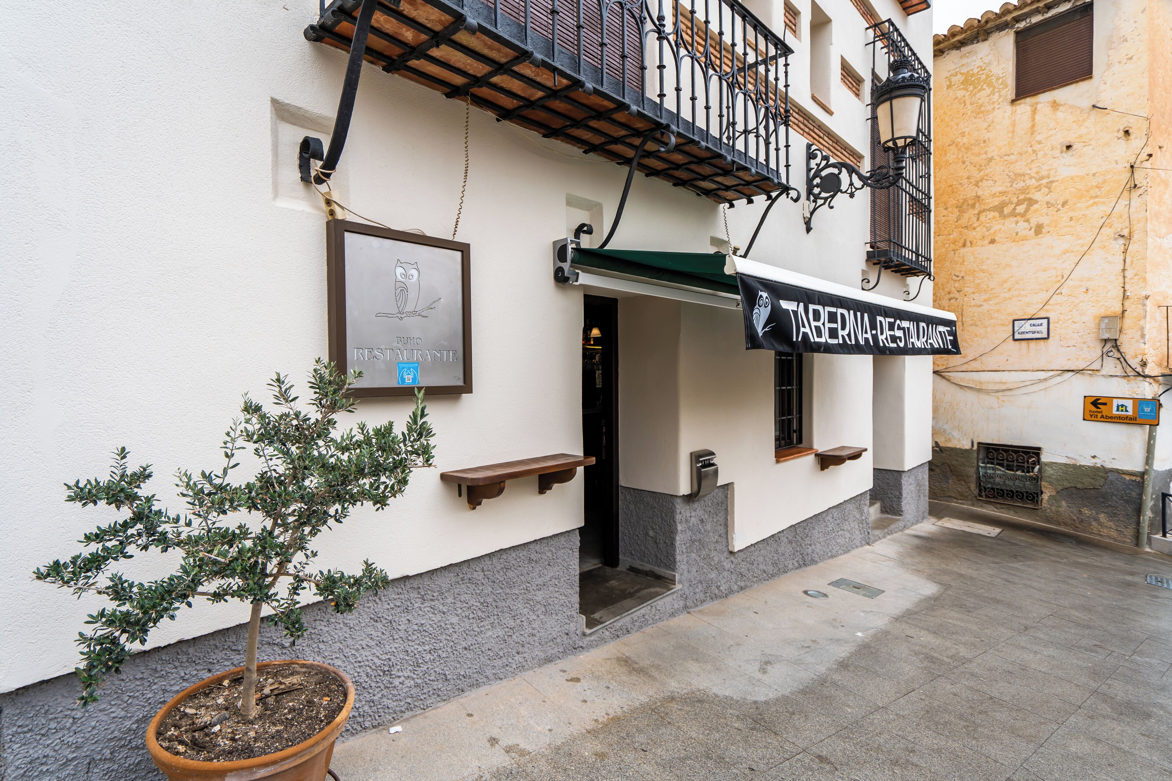 lunch and dinner served