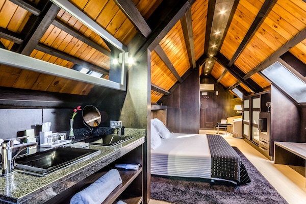 Suite | Caja de seguridad en la habitación, escritorio, insonorización y cunas