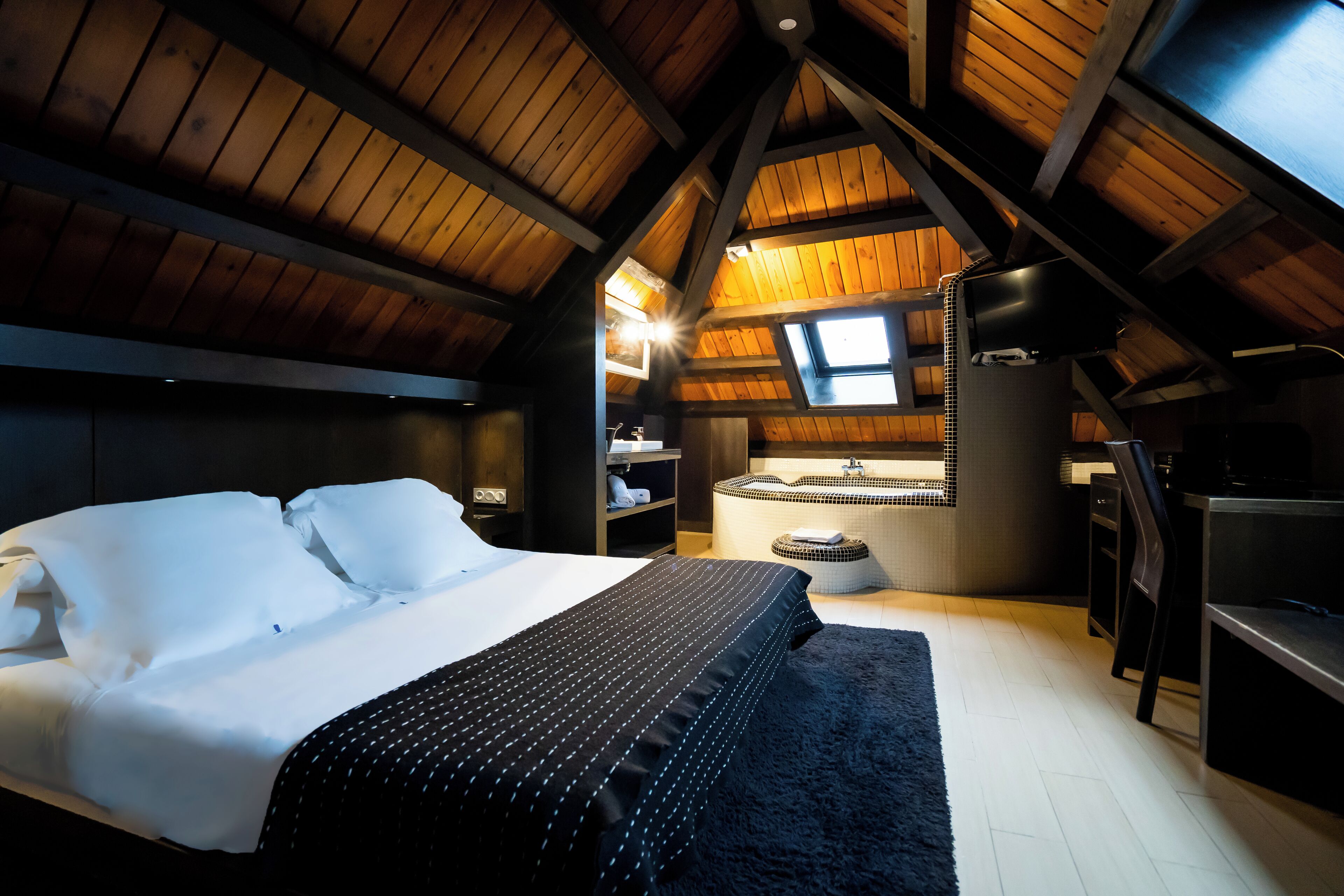 suite | in-room safe, desk, soundproofing, cots/infant beds