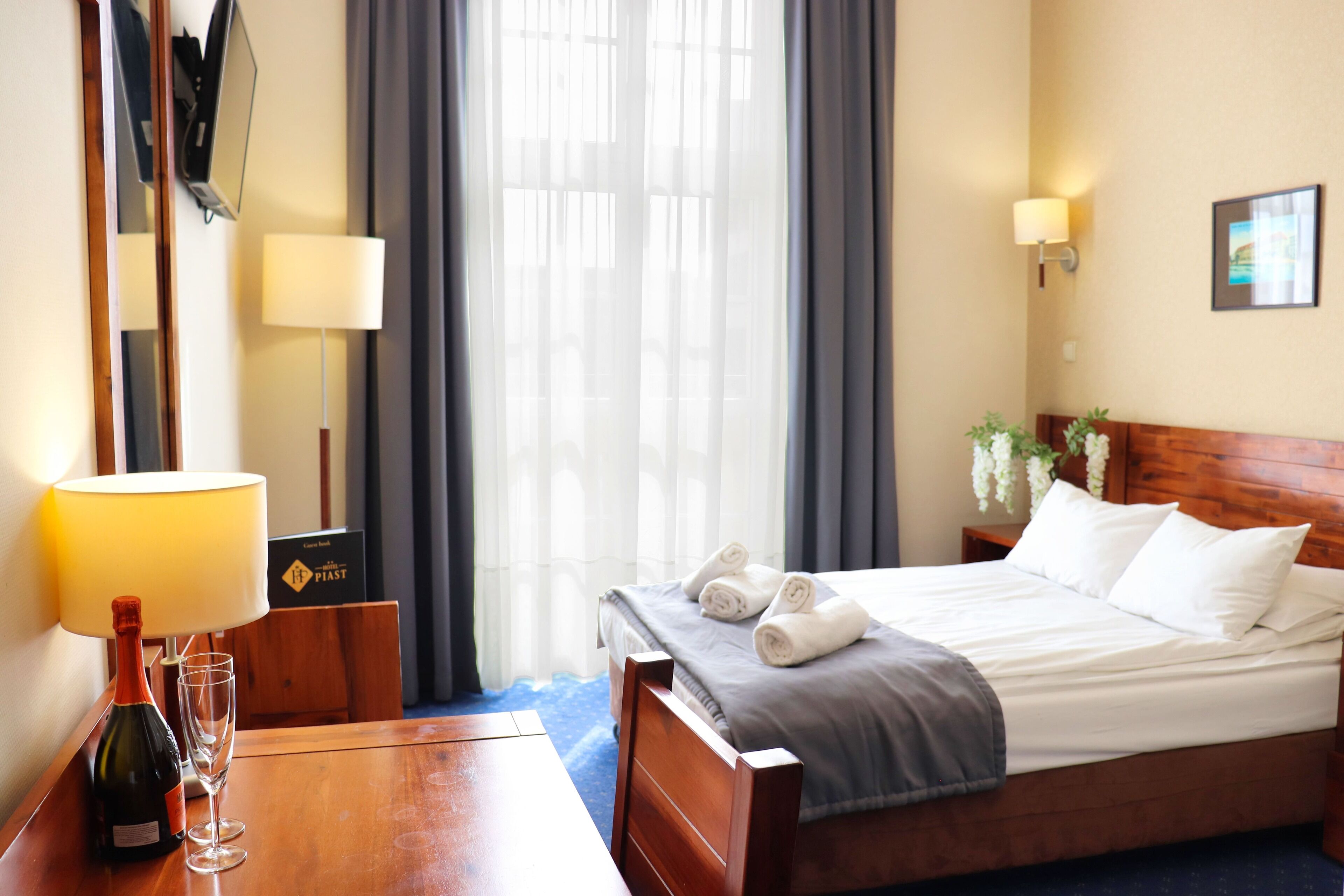 1 bedroom, desk, laptop workspace, soundproofing