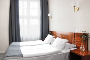 Habitación con 2 camas individuales | Escritorio y espacio para trabajar con un portátil