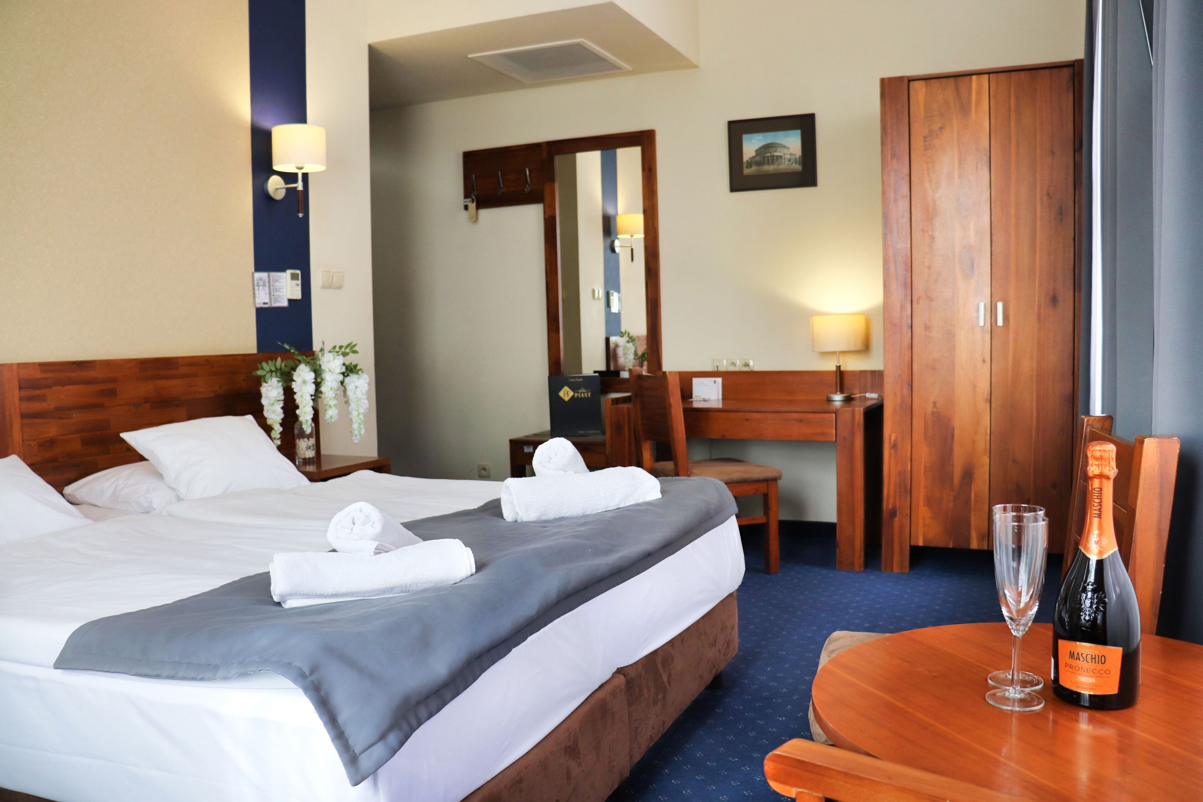 1 bedroom, desk, laptop workspace, soundproofing