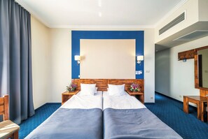 Habitación doble | Escritorio y espacio para trabajar con un portátil