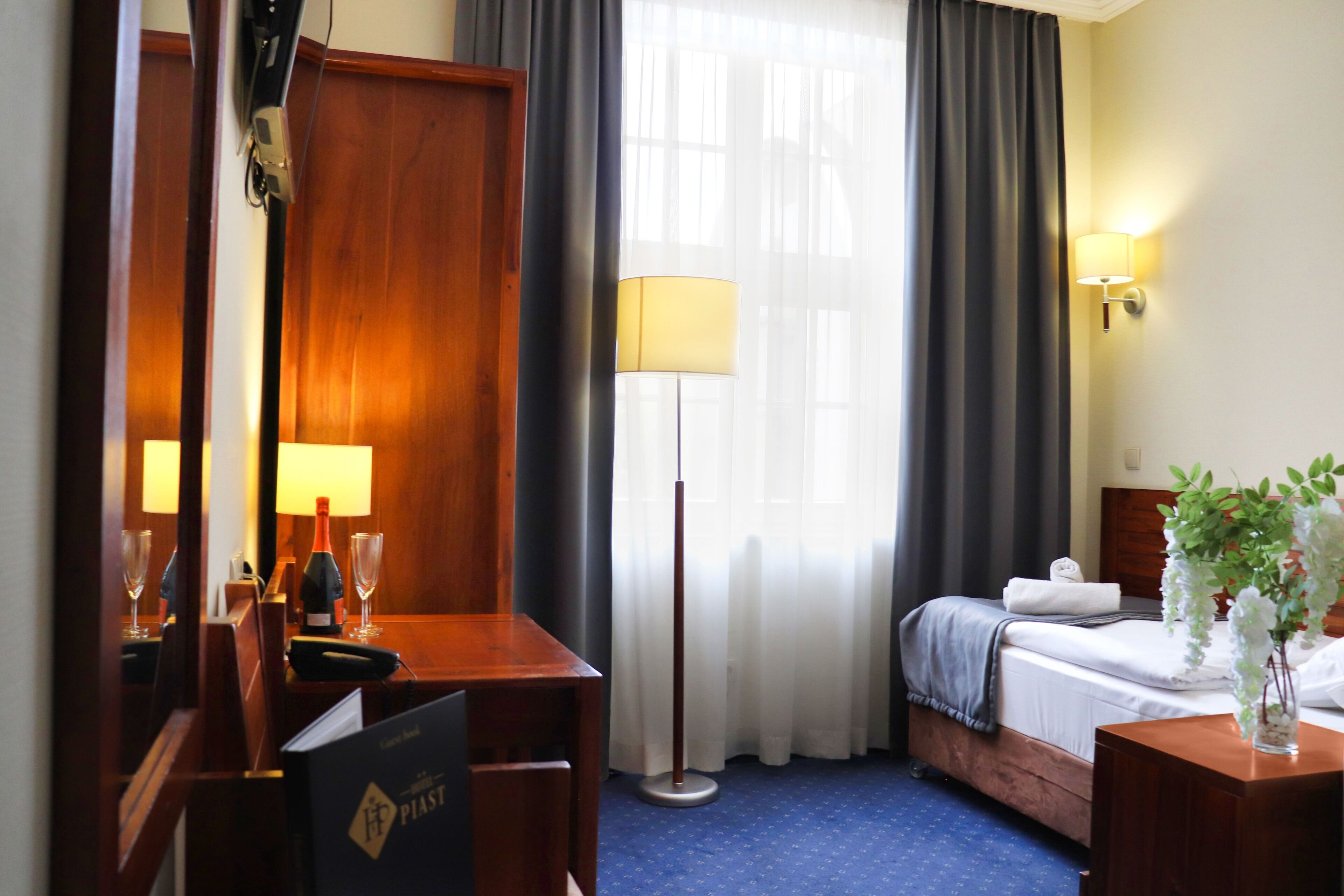 single room | 1 bedroom, desk, laptop workspace, soundproofing