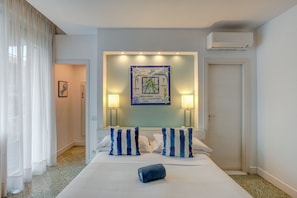 Deluxe Studio, Balcony | Down duvets, desk, soundproofing, iron/ironing board - Sorrento Apartments (Sorrento)