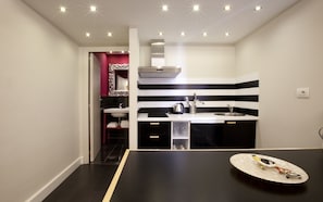 Familie appartement | Privékitchenette | Een koelkast, een kookplaat, een espressoapparaat