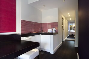 Deluxe Studio, Balcony | Down comforters, desk, soundproofing, iron/ironing board - Sorrento Apartments (Sorrento)