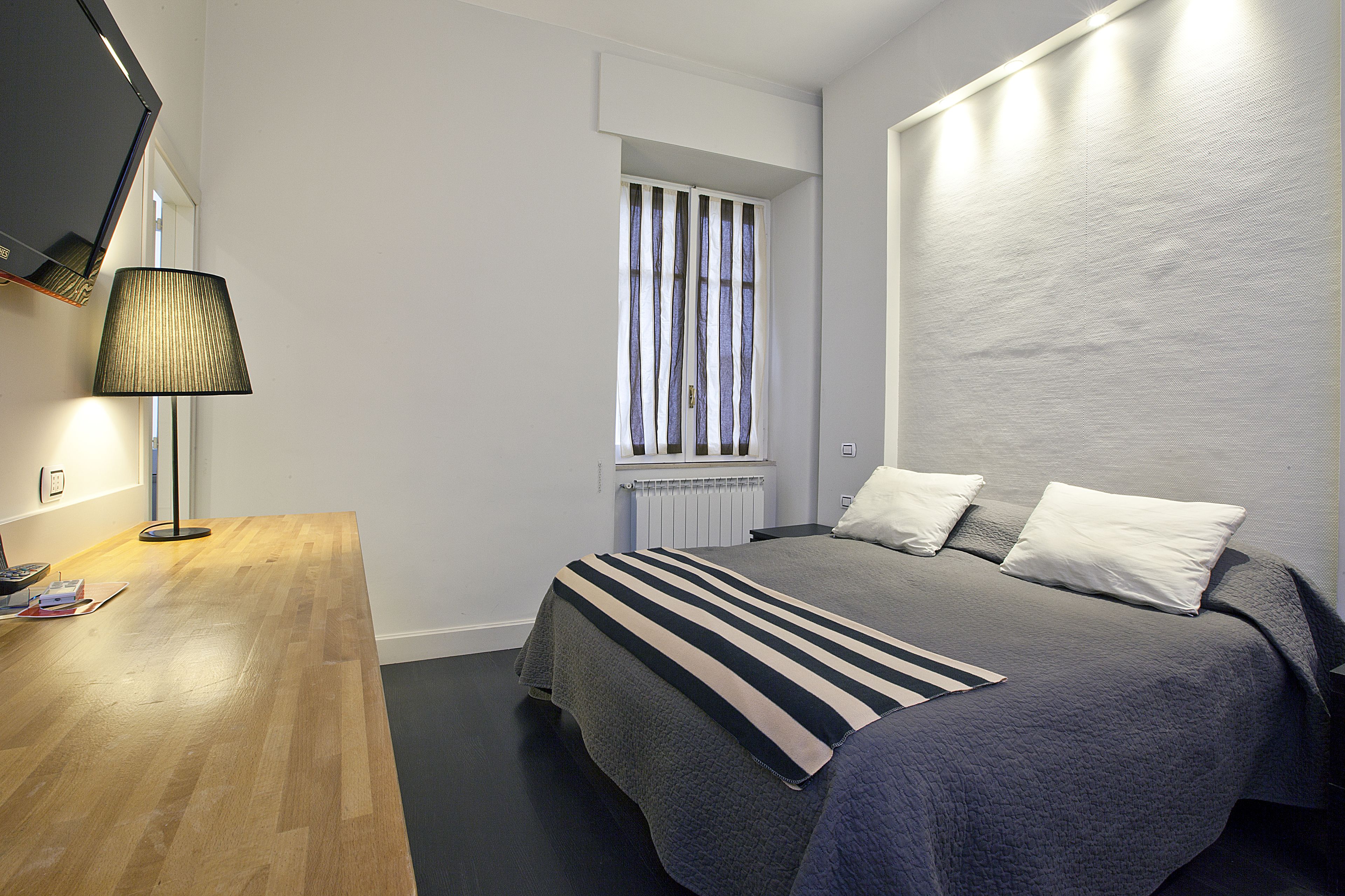 ألحفة محشوة بالريش ومكتب وتجهيزات عازلة للصوت ومكواة/لوح كي