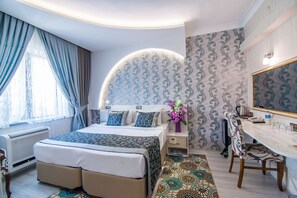 Deluxe-Doppel- oder -Zweibettzimmer | Minibar, Zimmersafe, Schreibtisch, schallisolierte Zimmer