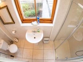 Chambre Double Classique | Salle de bain | Articles de toilette gratuits, sèche-cheveux, serviettes fournies