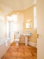 Chambre Quadruple | Salle de bain | Articles de toilette gratuits, sèche-cheveux, serviettes fournies
