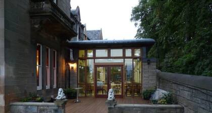 Cumberland Hotel