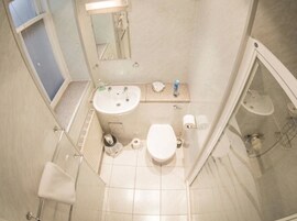 Chambre Familiale | Salle de bain | Articles de toilette gratuits, sèche-cheveux, serviettes fournies, savon