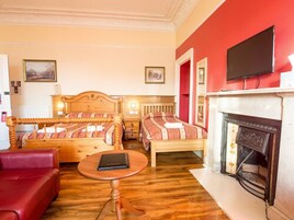 Quadruple Room | Desk, iron/ironing board, travel crib, free WiFi
