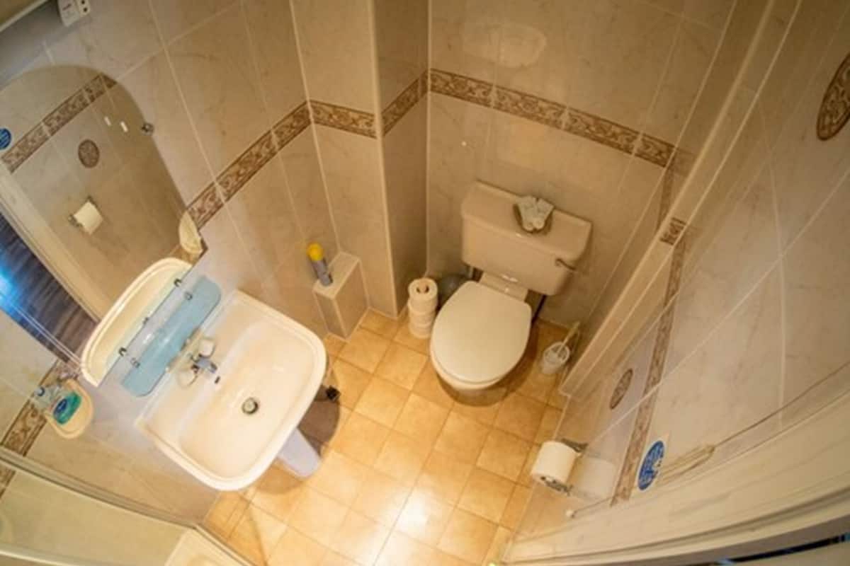 classic double room | bathroom | free toiletries, hair dryer, towels, soap