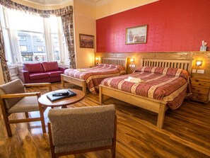 Perhehuone | Työpöytä, silitysrauta/-lauta, vauvan matkasänky, ilmainen Wi-Fi