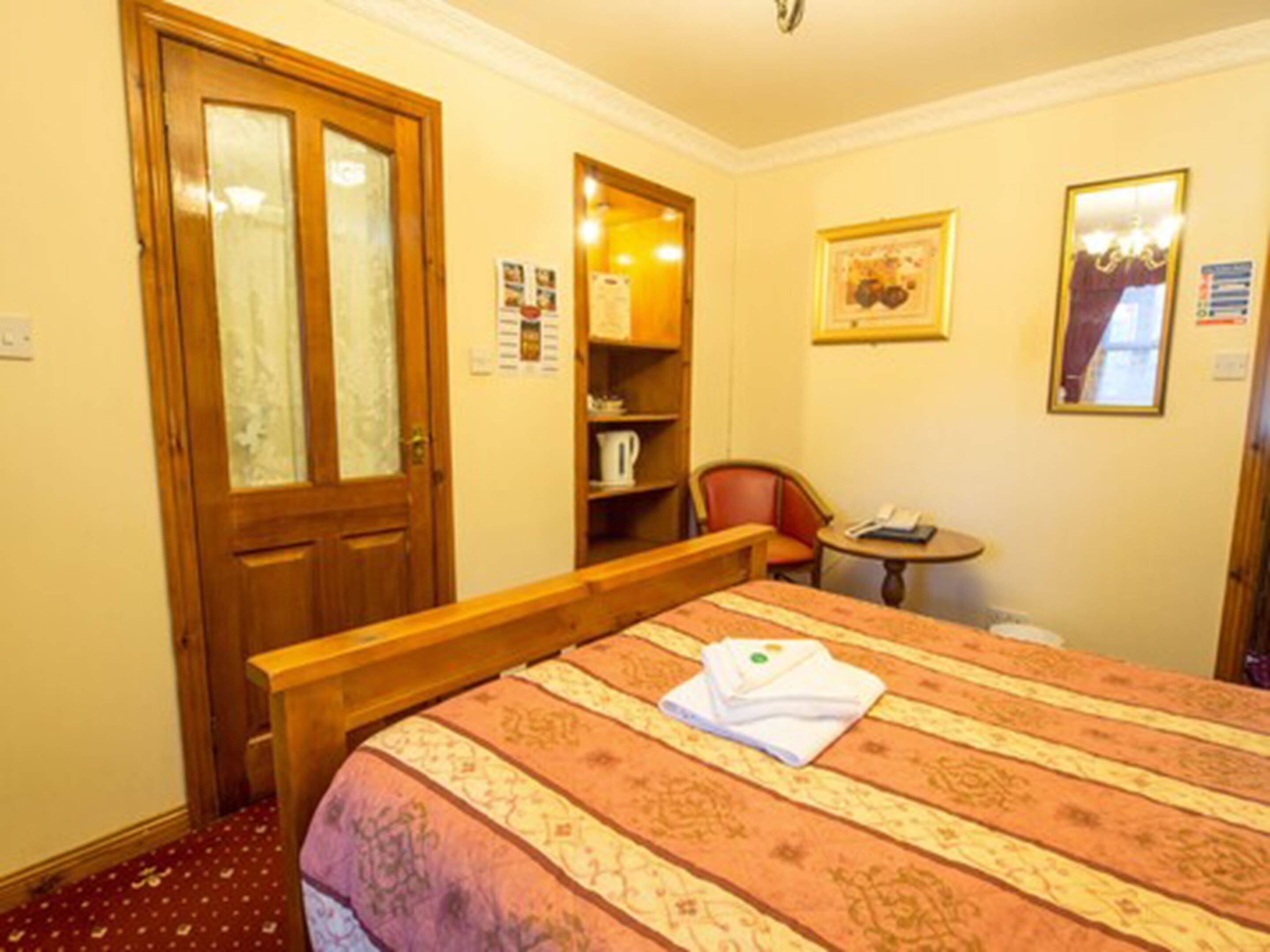 single room | desk, iron/ironing board, travel cot, free wifi