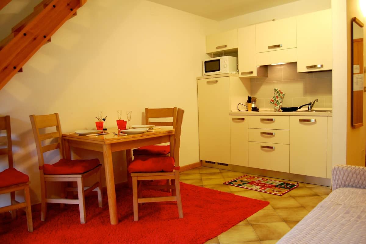 Full-sized fridge, oven, stovetop, coffee/tea maker