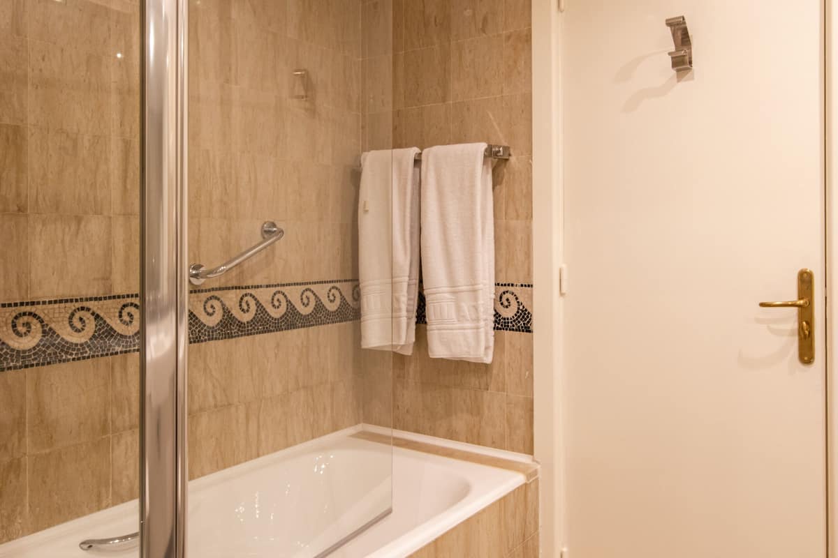 senior suite, 1 king bed | bathroom | free toiletries, hair dryer, towels