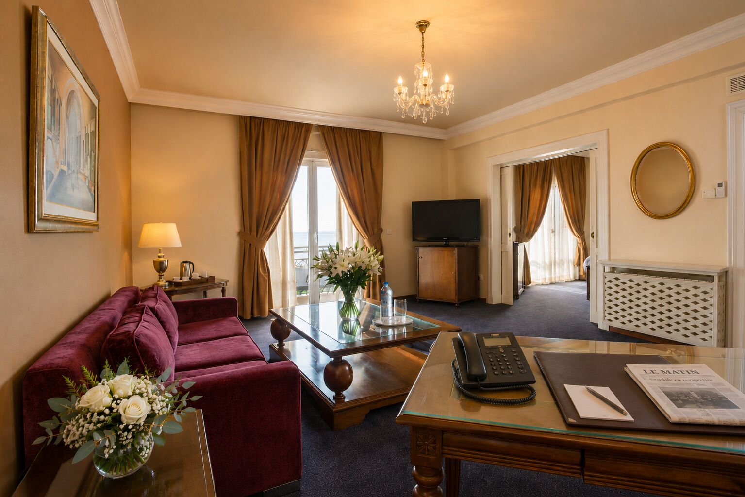 Senior suite, 1 kingsize bed | Woonruimte | Een 32-inch plasmatelevisie met satellietzenders en een televisie