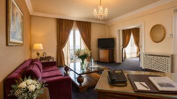 Senior suite, 1 kingsize bed | Woonruimte | Een 32-inch plasmatelevisie met satellietzenders en een televisie