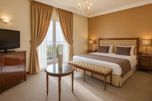 Suite sénior, 1 cama de matrimonio grande | Ropa de cama de alta calidad, caja fuerte, escritorio y cortinas opacas