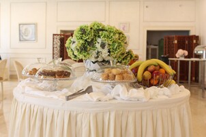 Daily buffet breakfast (EUR 13.5 per person)