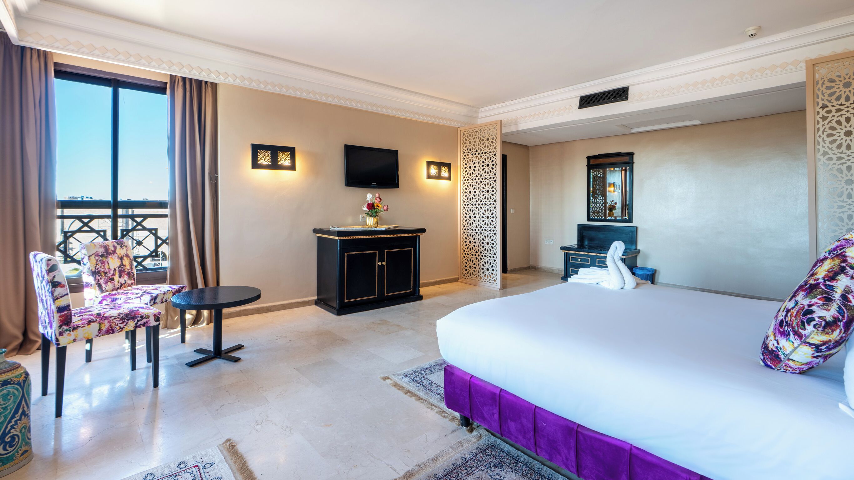 Ropa de cama de alta calidad, colchones con pillow-top y minibar 