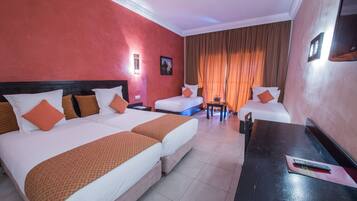 Familierom, balkong | Sengetøy av topp kvalitet, senger med overmadrass og minibar