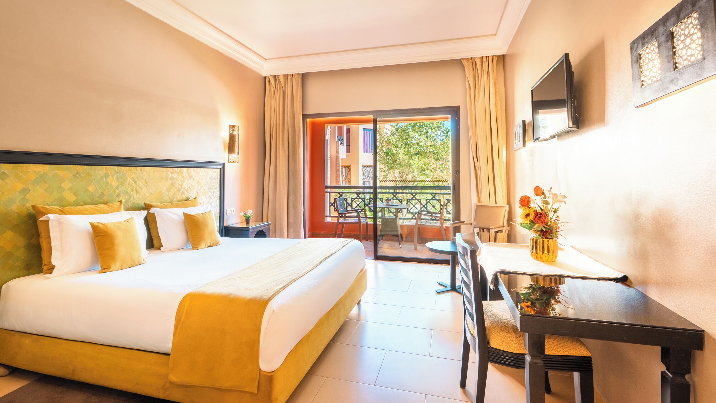 Habitación doble, vistas a la piscina | Ropa de cama de alta calidad, colchones con acolchado adicional, minibar