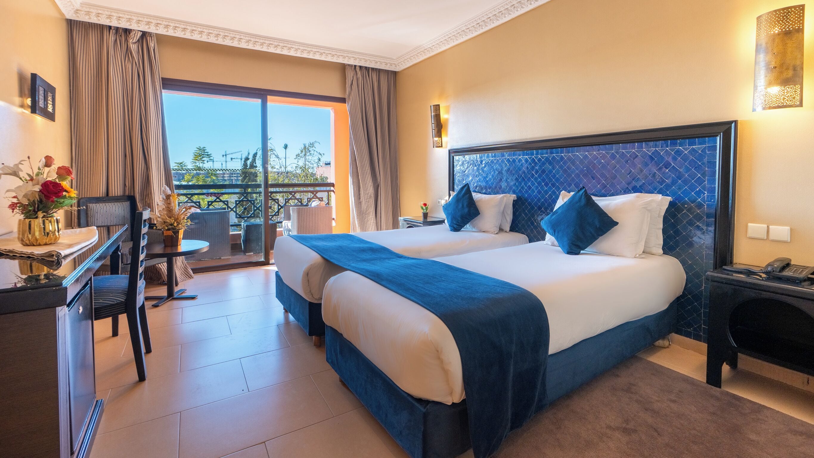 Standard-dobbeltværelse | Premium-sengetøj, senge med topmadrasser, minibar, pengeskab på værelset