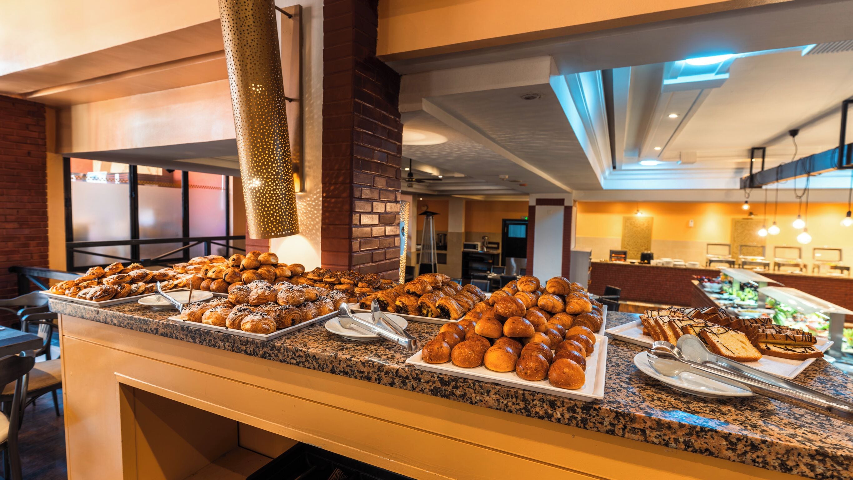 Café da manhã com buffet todos os dias mediante uma taxa