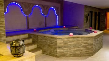 Salas de tratamiento para parejas, una bañera de hidromasaje