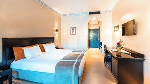 Chambre familiale, balcon | Literie de qualité, lit avec matelas à plateau-coussin, minibar
