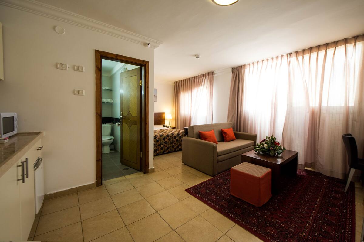 Studio Room Double Use | Private kitchen | Coffee/tea maker, electric kettle, cookware/dishes/utensils