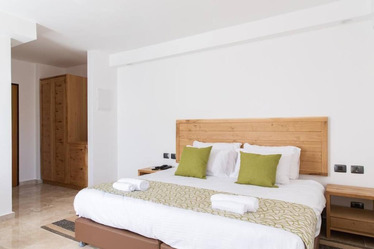 In-room safe, desk, WiFi (free), bed sheets