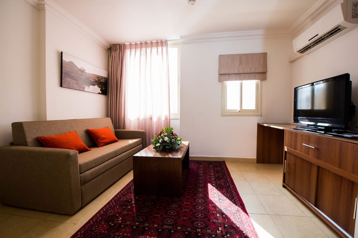 Mini Suite | In-room safe, desk, WiFi (free), bed sheets