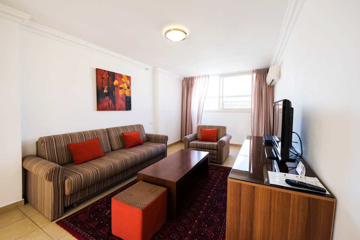 Living room | 32-inch LCD TV with cable channels, TV