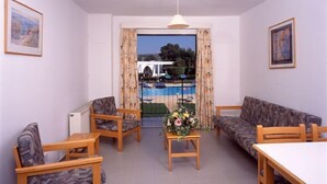 One bedroom apartment | Living area