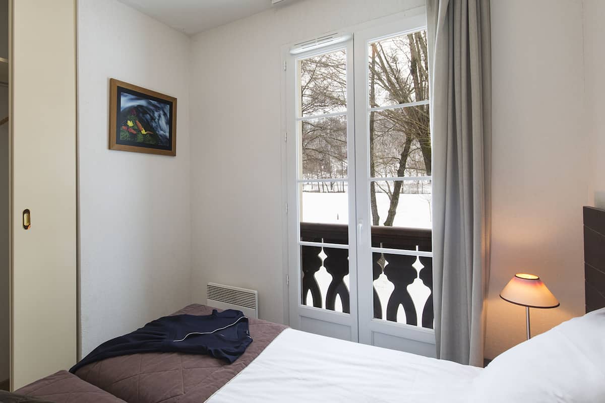 3 bedrooms, blackout drapes