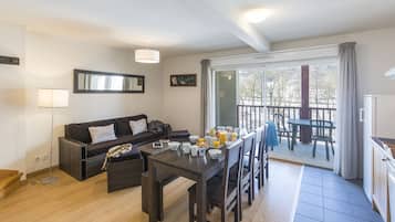 Een koelkast, een microgolfoven, een kookplaat, een vaatwasser