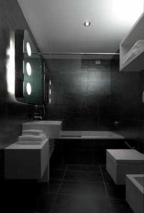 Combined shower/tub, designer toiletries, hair dryer, slippers - A Point Arezzo Park Hotel (Arezzo)