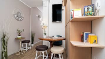Dormitorio compartido básico, solo para mujeres | Escritorio, tabla de planchar con plancha, wifi gratis y ropa de cama